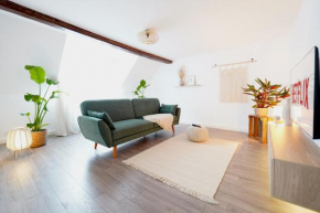 Zentrale, gemütliche DG-Etage - 52qm - Altes Haus auf 2,5 Etagen exklusiv für Dich - mit 1 Schlafzimmer, Wohnzimmer und Relaxraum zum Verweilen - Küche, großes Bad, Netflix